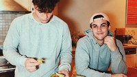 Meski terlihat konyol, tetapi hubungan Dolan Twins terlihat saling peduli lho. Lihat Grayson rela membuatkan makanan sehat untuk Ethan. Yes, buatkan aku terus makanan, aku akan memakannya, tulis Ethan dalam keterangan foto. Foto: Instagram @ethandolan @graysondolan