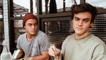 Gaya Dolan Twins, Youtuber Kembar yang Kompak Saat Kulineran