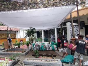 Video: Diiringi Doa, Gus Sholah Diberangkatkan ke Tebuireng