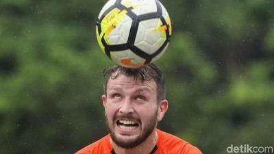 Marco Motta dan Marc Klok Jalani Sesi Latihan Bersama Persija