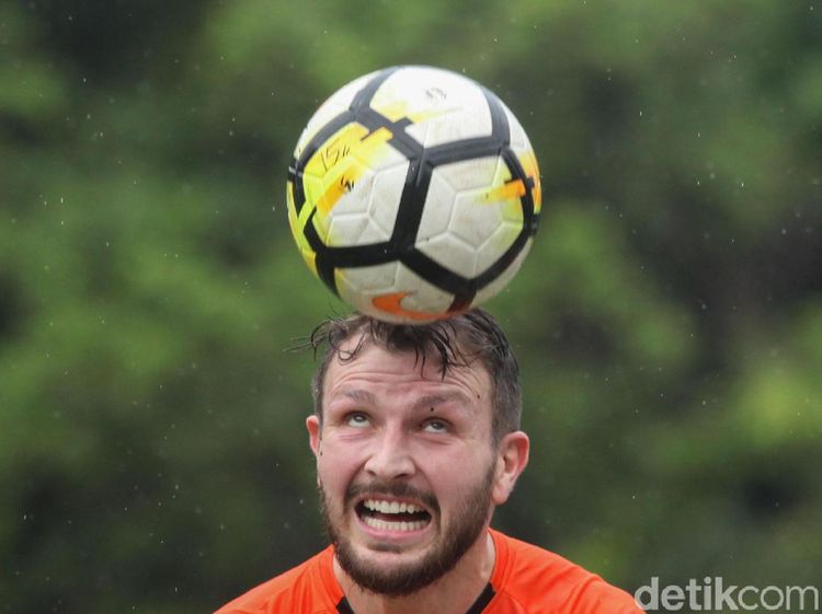 Marco Motta dan Marc Klok Jalani Sesi Latihan Bersama Persija