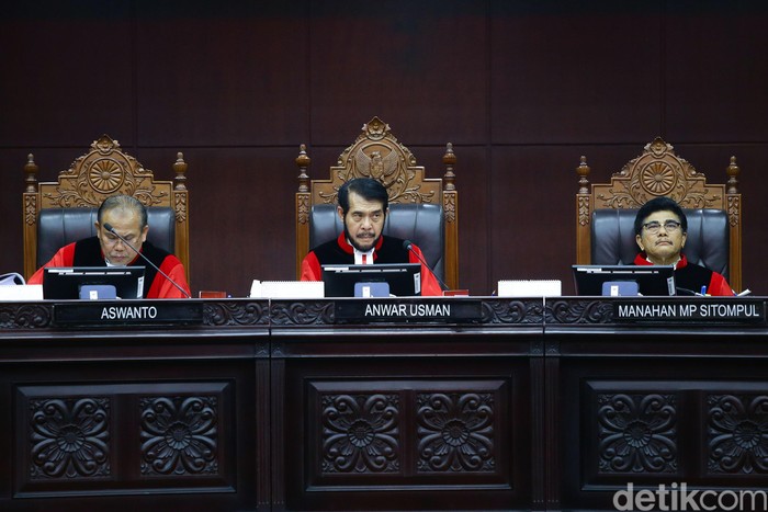 Mahkamah Konstitusi (MK) menggelar sidang lanjutan terkait uji formil UU KPK dengan agenda mendengarkan keterangan Presiden Joko Widodo (Jokowi) dan DPR.
