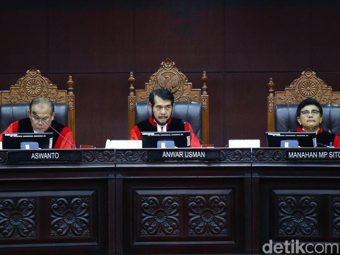 Mahkamah Konstitusi (MK) menggelar sidang lanjutan terkait uji formil UU KPK dengan agenda mendengarkan keterangan Presiden Joko Widodo (Jokowi) dan DPR.