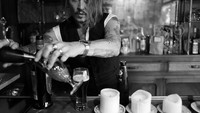  Aktor berusia 56 tahun ini sampai sekarang masih aktif di dunia Hollywood. Meski usianya sudah tak muda lagi, tapi Johnny tetap tampil keren, salah satunya saat sedang berpose sebagai bartender. Foto: Istimewa