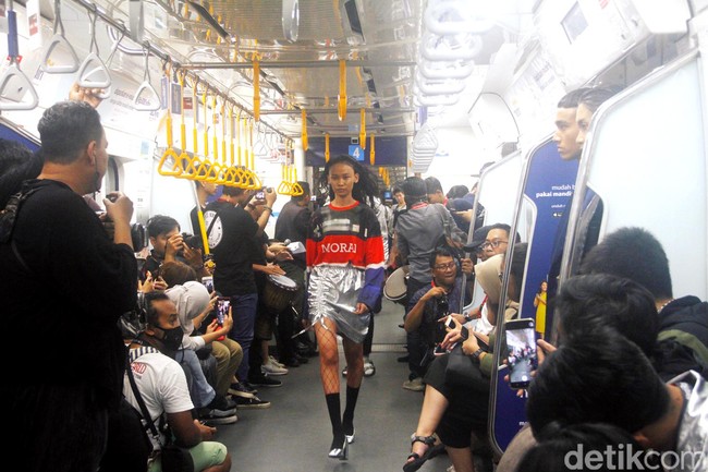 Fashion Rocks menggelar fashion show perdana di gerbong MRT Jakarta dengan menampilkan karya tiga desainer muda Indonesia: Kelly Vallerie, Wilsen Willim dan Andandika Surasetja, Jumat [31/1/2020]. Foto: Mohammad Abduh/Wolipop