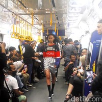 Fashion Rocks menggelar fashion show perdana di gerbong MRT Jakarta dengan menampilkan karya tiga desainer muda Indonesia: Kelly Vallerie, Wilsen Willim dan Andandika Surasetja, Jumat [31/1/2020]. Foto: Mohammad Abduh/Wolipop