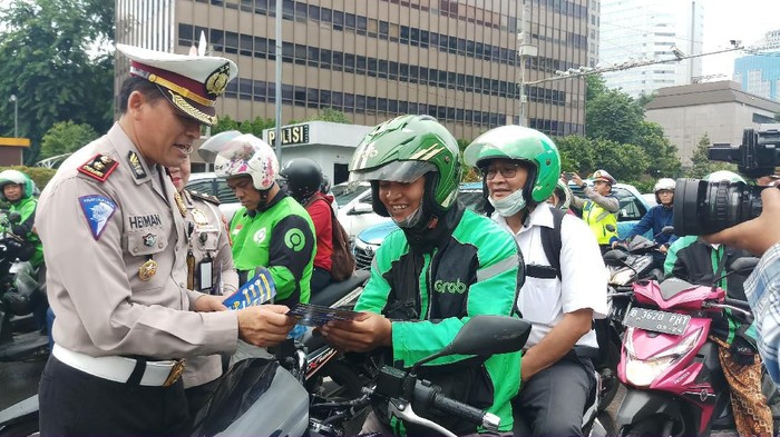 Polisi sosialisasikan tilang elektronik atau E-TLE (Electronic-Traffic Law Enforcement) untuk sepeda motor. Pengendara sepeda motor diimbau lebih tertib dalam berlalu lintas.