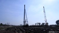 Alat-alat berat di proyek strategis nasional itu terus beroperasi. Selain itu, sejumlah pekerja sedang sibuk dengan pekerjaannya.
