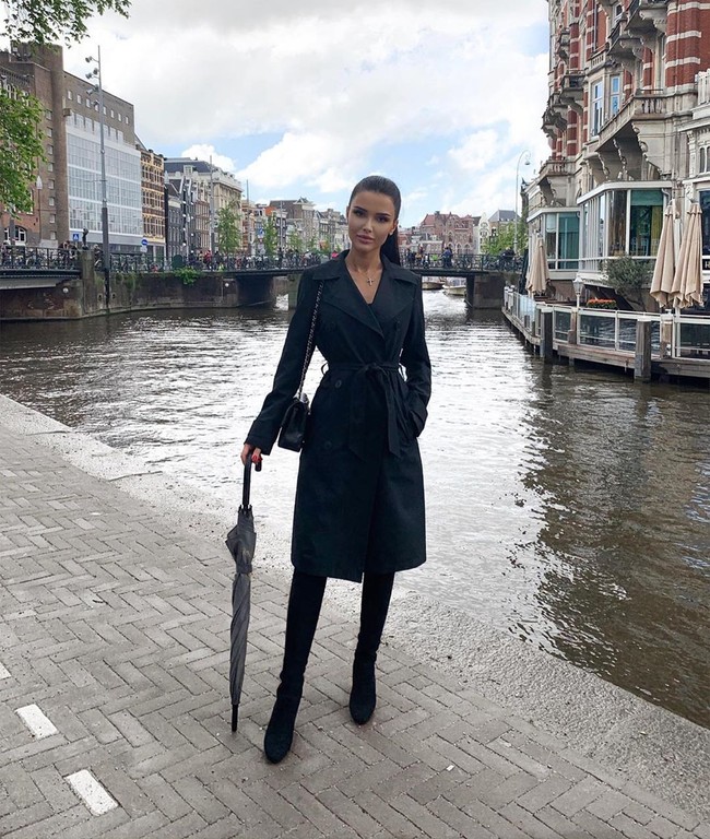 Lebih fantastisnya lagi, Yana diberikan uang jajan oleh si pria Arab. Wanita 21 tahun itu mengaku mendapat uang jajan dari sang pangeran sekitar 30 ribu poundsterling atau sekitar Rp 540 juta per minggunya. Foto: Instagram @yana.orfeeva