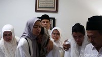 Beberapa di antaranya tampak menangis.