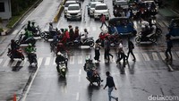 Di Lokasi ini banyak pengendara lalu lintas melanggar dengan belok kanan langsung menuju jalan MH Thamrin dari KH Wahid Hasyim.