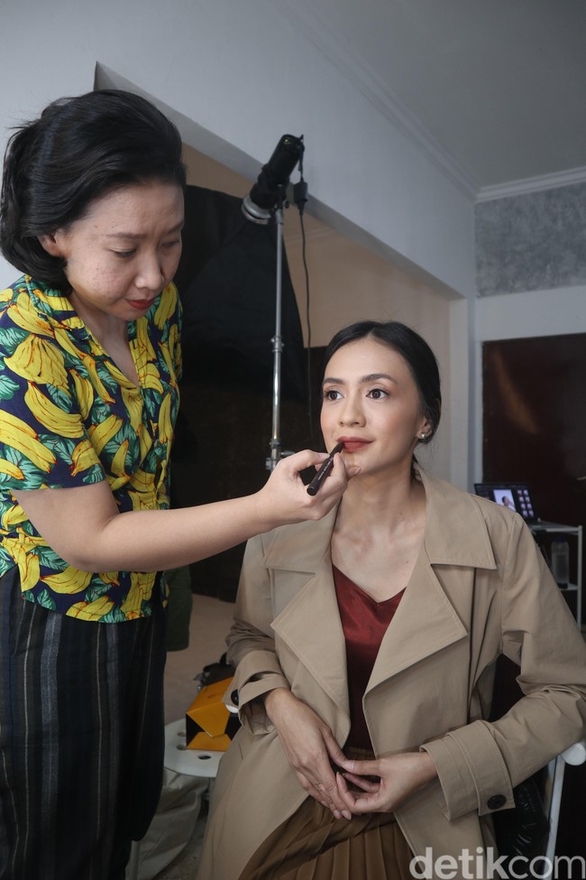 Agla pun mencoba sejumlah produk kosmetik terbaru dari PIXY. Salah satu produk baru PIXY adalah lipstik Crayonttention Lip Crayon. Foto: wolipop