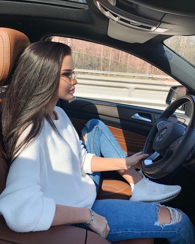 Selain itu, Yana pun dimanjakan dengan dibelikan mobil mewah. Yana pun kerap pamer sejumlah mobil mewahnya di Instagram.  Foto: Instagram @yana.orfeeva