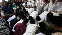 Jenazah diangkat untuk diletakan ke dalam peti.