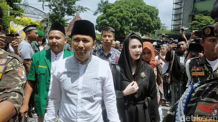 Para pelayat terus berdatangan ke Ponpes Tebuireng, Jombang, Jawa Timur. Mereka di antaranya adalah Mahfud MD, Anies Baswedan, Emil Dardak hingga Hotman Paris.