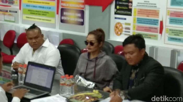 Penyanyi Siti (Sidab) Badriah mendatangi Polda Jawa Timur untuk diperiksa terkait kasus investasi bodong MeMiles. Sibad datang mengenakan hoodie, dengan rambut kuncir kuda dan kaca mata hitam.