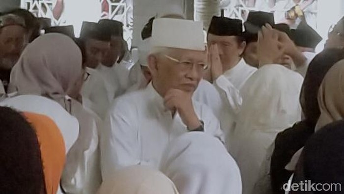 Gus Mus di pemakaman Gus Sholah