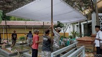 Persiapan untuk pemakaman telah dilakukan. Tenda-tenda mulai dipasang.