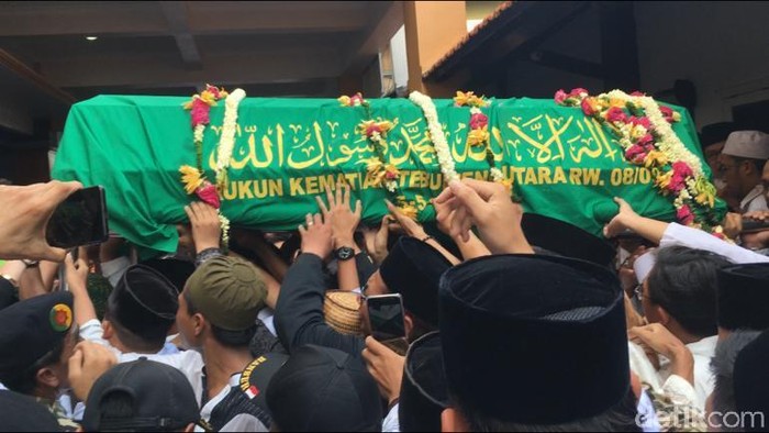Ribuan Santri Ponpes Tebuireng Berebut Pegang Keranda Jenazah Gus Sholah