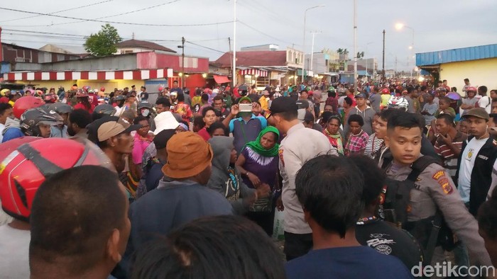 Saiman-detikcom/ Ricuh mama-mama dengan Satpol PP di Timika Papua