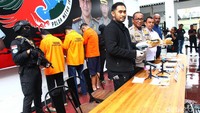 Lantas, ketiga tersangka itu mengaku pada polisi bila narkoba yang didapatnya itu berasal dari seorang bandar bernama Jerry alias Japra. Polisi pun menjebak Jerry dengan meminta Dewata menghubunginya sekaligus membawakan heroin. Polisi lalu bergerak ke kediaman Jerry dan menemukan 1 kg heroin dan 1 pucuk senjata api. Namun saat polisi melakukan penggeledahan tersebut, Jerry melawan sehingga polisi menembaknya.