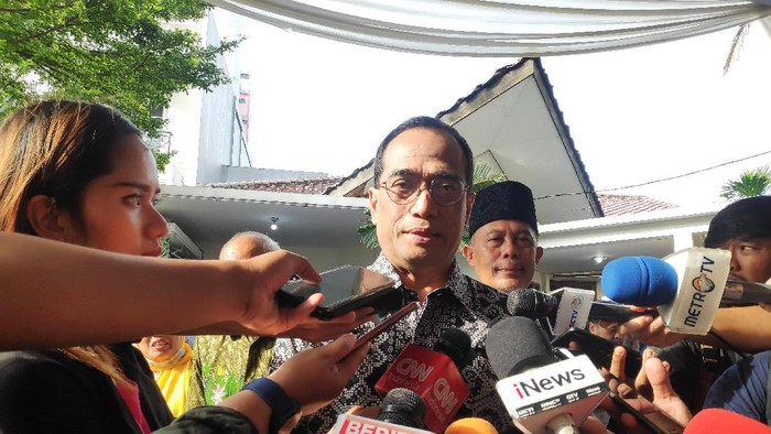 Menteri Perhubungan, Budi Karya Sumadi, melayat mendiang Kiai Haji (KH) Salahuddin Wahid atau Gus Sholah. Budi mengatakan Gus Sholah sosok yang memahami keberagaman.
