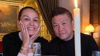 Ini sosok suami Fitri yang juga merupakan pengusaha sukses. Keduanya sedang menikmati makan malam mewah di restoran fine dining. Foto: Instagram fitri_salhuteru