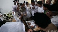 Para pelayat mendoakan Gus Sholah.