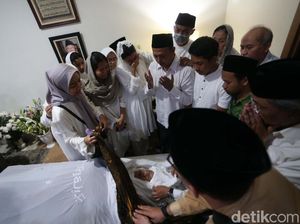 Suasana di Rumah Duka Gus Sholah