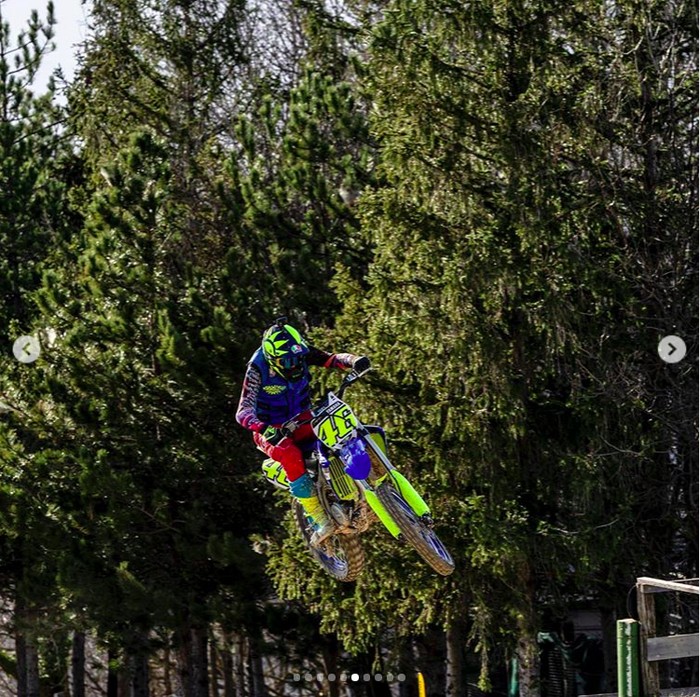 Valentino Rossi Terbang Pakai Motor Motocross
