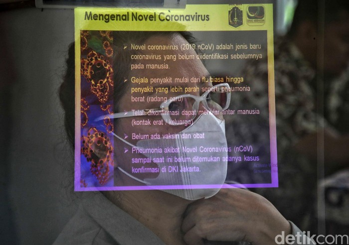 Penyuluhan Virus Corona di Jakarta Utara Sejumlah warga mengikuti penyuluhan antisipasi virus Corona di kawasan Apartemen Meditarenia Marina dan Apartemen Baywalk, Jakarta Utara, Senin (3/2). Kegiatan tersebut bertujuan memberitahu kepada warga tentang bahaya virus Corona dan cara mengantisipasinya.
