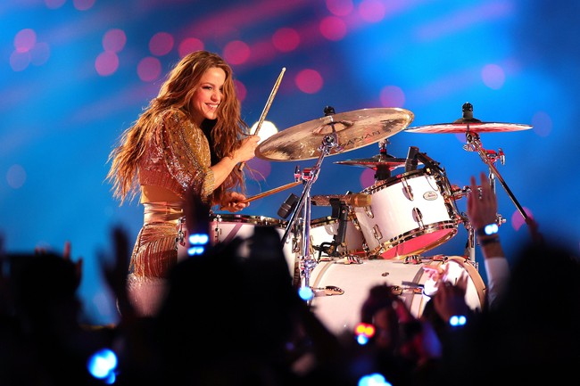 Dari merah, Shakira lalu tampil dengan busana serba emas saat unjuk kebolehan bermain drum dan berduet dengan Jennifer Lopez. Emas untuk memanjakan mata, tambah Bru. (Foto: Getty Images)