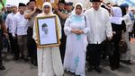 Momen Jenazah Gus Sholah Tiba di Bandara Juanda
