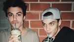 Gaya Dolan Twins, Youtuber Kembar yang Kompak Saat Kulineran