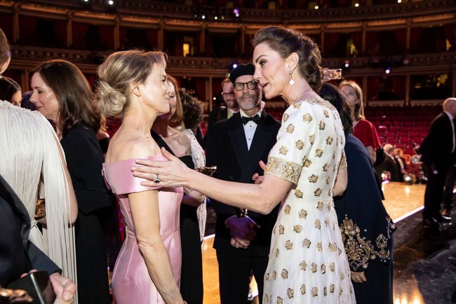 Kate Middleton berbincang dengan aktris Renee Zellweger usai BAFTAs 2020. Renee berhasil membawa pulang penghargaan untuk kategori Leading Actress di ajang tersebut berkat perannya sebagai penyanyi legendaris Judy Garland di film Judy. (Foto: Getty Images)