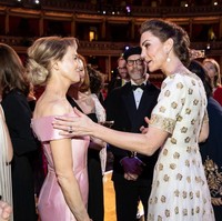 Kate Middleton berbincang dengan aktris Renee Zellweger usai BAFTAs 2020. Renee berhasil membawa pulang penghargaan untuk kategori Leading Actress di ajang tersebut berkat perannya sebagai penyanyi legendaris Judy Garland di film Judy. (Foto: Getty Images)