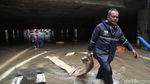Bahu Membahu Menyedot Air di Underpass Kemayoran
