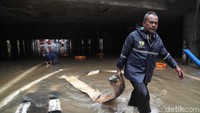Tingginya air, membuat underpass belum bisa dilintasi kendaraan.