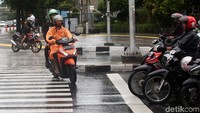 Pemotor yang menerobos lampu merah, sesuai pasal 287 ayat 2 UU No. 22 Tahun 2009, bakal menghadapi hukuman pidana kurungan paling lama 2 bulan atau denda paling banyak Rp 500.000.
