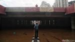 Bahu Membahu Menyedot Air di Underpass Kemayoran