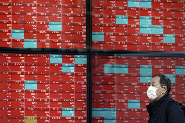 Imbas Virus Corona yang merebak dan menelan ratusan korban jiwa kini mulai menggoyang ekonomi China dan beberapa negara di Asia seperti Jepang. Pasar saham China pun ambruk sejak pembukaan perdagangan.
