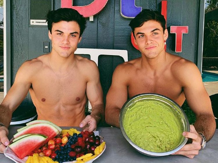 Gaya Dolan Twins, Youtuber Kembar yang Kompak Saat Kulineran