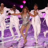 J.Lo lalu bertransformasi dalam balutan body-suit silver nan berkilauan. Jennifer sudah menghasilkan banyak hits, dari awal hingga kariernya saat ini. Kami ingin menciptakan look yang bisa mewakili setiap tahapan kariernya, tambah Mariel. Waiting for Tonight, Get Ride dan On the Floor masuk dalam set-list Jennifer malam itu. (Foto: Getty Images)