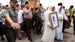 Momen Jenazah Gus Sholah Tiba di Bandara Juanda