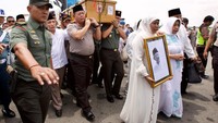 Jenazah Gus Sholah langsung diangkat dan dimasukkan ke ambulance Polda Jatim. Tampak Gubernur Jatim Khofifah Indar Parawansa berada di barisan depan membawa foto almarhum Gus Sholah.