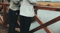 Saat liburan pun mereka juga tetap kompak. Mulai dari outfit hingga pose sambil memegang secangkir kopi ini. Foto: Instagram @ethandolan @graysondolan