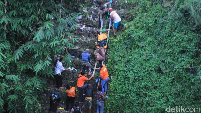 Evakuasi Mayat Penagih Utang di Bandung