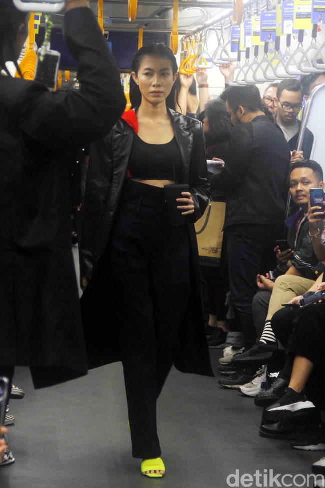 Fashion Rocks menggelar fashion show perdana di gerbong MRT Jakarta dengan menampilkan karya tiga desainer muda Indonesia: Kelly Vallerie, Wilsen Willim dan Andandika Surasetja, Jumat [31/1/2020]. Foto: Mohammad Abduh/Wolipop