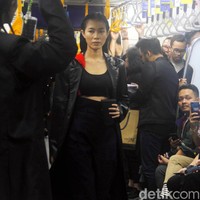 Fashion Rocks menggelar fashion show perdana di gerbong MRT Jakarta dengan menampilkan karya tiga desainer muda Indonesia: Kelly Vallerie, Wilsen Willim dan Andandika Surasetja, Jumat [31/1/2020]. Foto: Mohammad Abduh/Wolipop