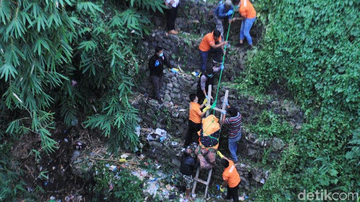 Jasad Edward Silaban dievakuasi tim Inafis Polresta Bandung di dasar jurang, Kecamatan Cililin, Kabupaten Bandung Barat, Jawa Barat, Senin (3/2/2020). Pria penagih utang tersebut dibunuh dan dibuang mayatnya oleh pegawai kedai ramen.